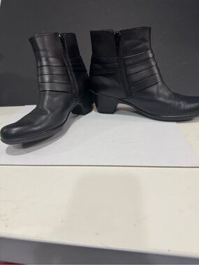Clarks Bendable Ingalls Pecos Black Leather Ankle Booties with Side Zip